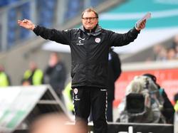 Ewald Lienen holt zum Rundumschlag aus