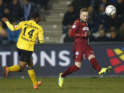 Hidde Jurjus (r.) verlaat zijn doelgebied en voorkomt dat Rydell Poepon (l.) met de bal richting doel kan tijdens De Graafschap - Roda JC. (11-03-2016)