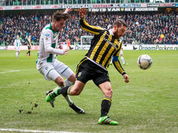 Hans Hateboer (l.) zet druk op Guram Kashia (r.) tijdens het competitieduel FC Groningen - Vitesse (20-03-2016).
