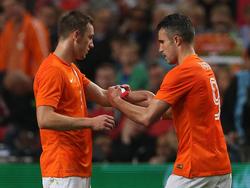 Stefan de Vrij (l.) krijgt tijdens Nederland - Ecuador de aanvoerdersband van Robin van Persie (r.), die de negentig minuten niet volmaakt. (17-5-2014)