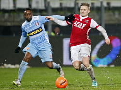 Voor het eerst sinds ruim drie jaar staat Andwélé Slory (l.) weet op het veld tijdens een officiële wedstrijd in het betaalde voetbal. Hier houdt hij Mattias Johansson van AZ van het lijf. (17-01-2015)