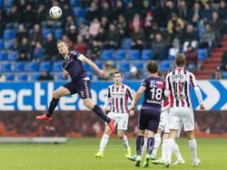 Marnix Kolder (l.) van Go Ahead Eagles kopt, maar mist in het duel met Willem II (18-01-2015)