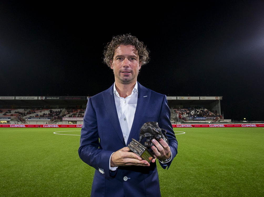 Jean-Paul de Jong wint als trainer van FC Eindhoven de prijs voor beste trainer van de eerste periode in de Jupiler League. (17-10-2014).