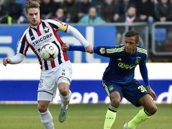 Willem II speler Jordens Peters (l.) in duel met Ajax speler Richairo Živković (r.) (22-02-2015)