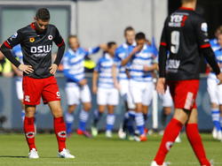 Terwijl op de achtergrond de spelers van PEC Zwolle het doelpunt tegen Excelsior vieren, treurt Luigi Bruins op de voorgrond. (22-03-2015)