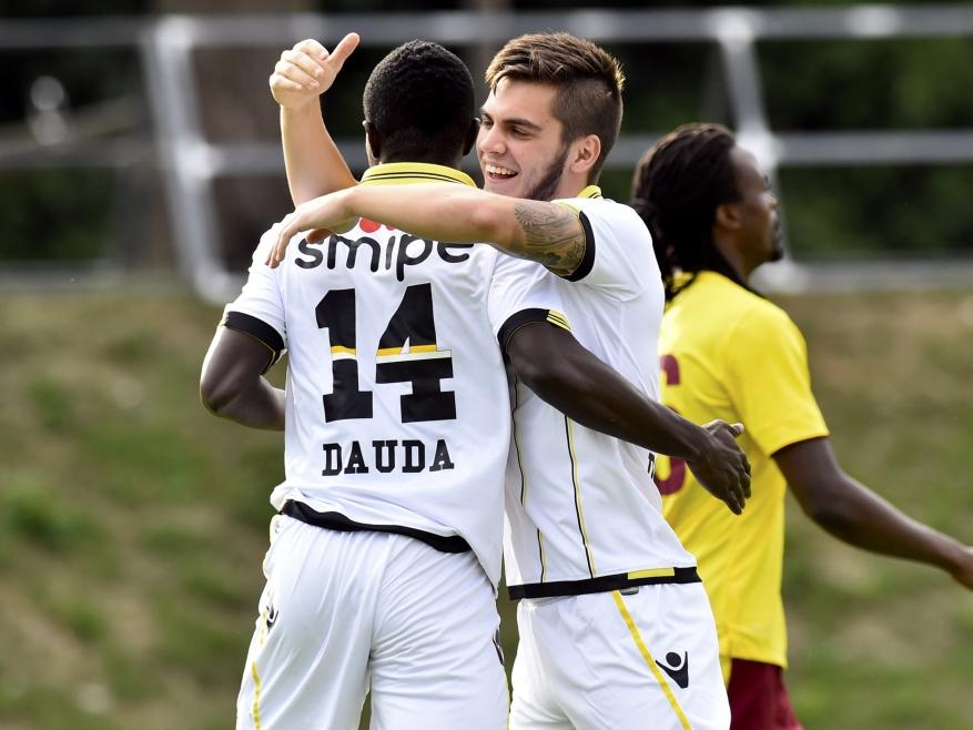 Nathan (r.) van Vitesse feliciteert doelpuntenmaker Abiola Dauda in het oefenduel met Sparta Praag (1-1) uit Tsjechië. (14-07-2015)