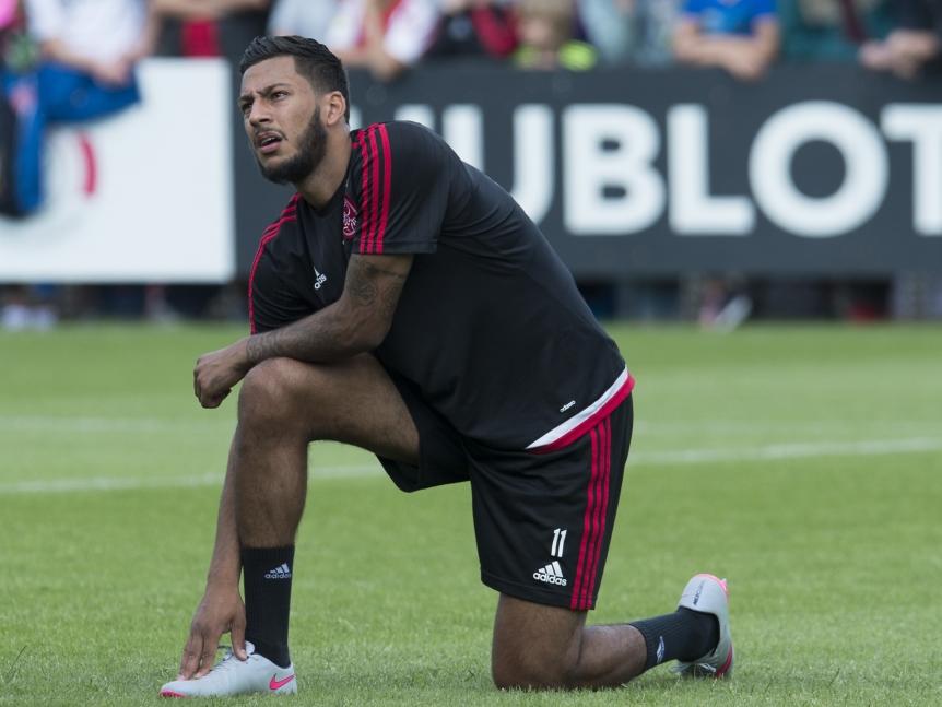 Ricardo Kishna kijkt zijn schoeisel na tijdens de open training van AFC Ajax. (09-07-2015)