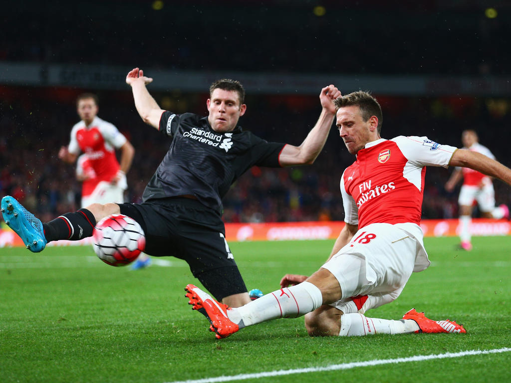 James Milner (izq.) bloquea un centro del español Nacho Monreal, jugador del Arsenal. (Foto: Getty)