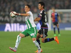 St. Gallens Steven Lang schirmt gegen Basels Yoichiro Kakitani den Ball ab