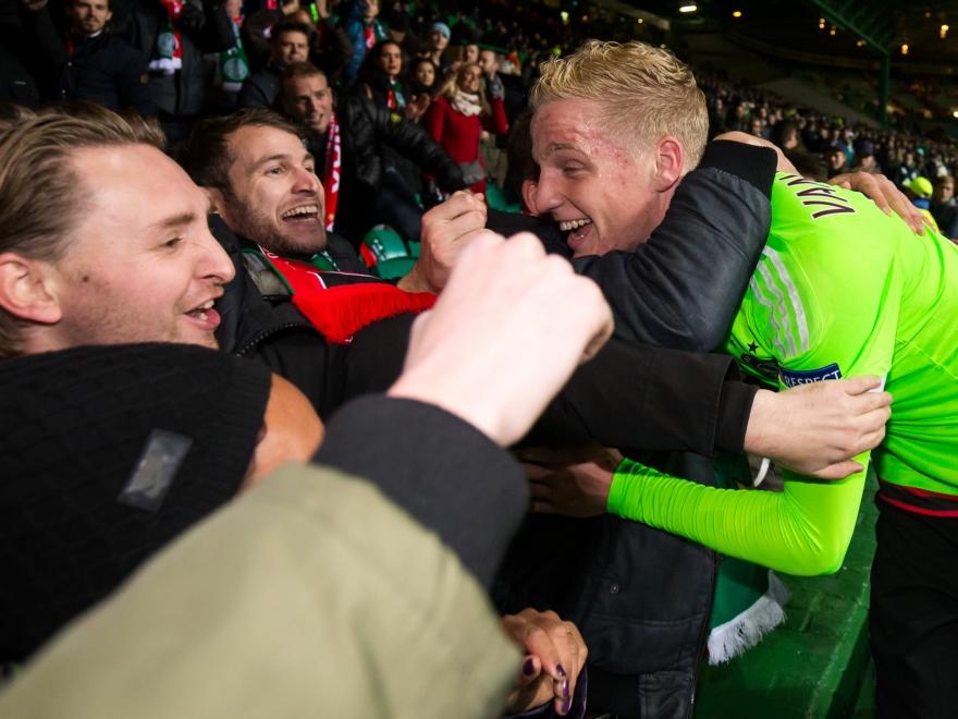 Donny van de Beek viert de overwinning op Celtic met de fans in Schotland. De jonge middenvelder maakt tegen Celtic zijn officiële debuut in Ajax 1. (26-11-2015)
