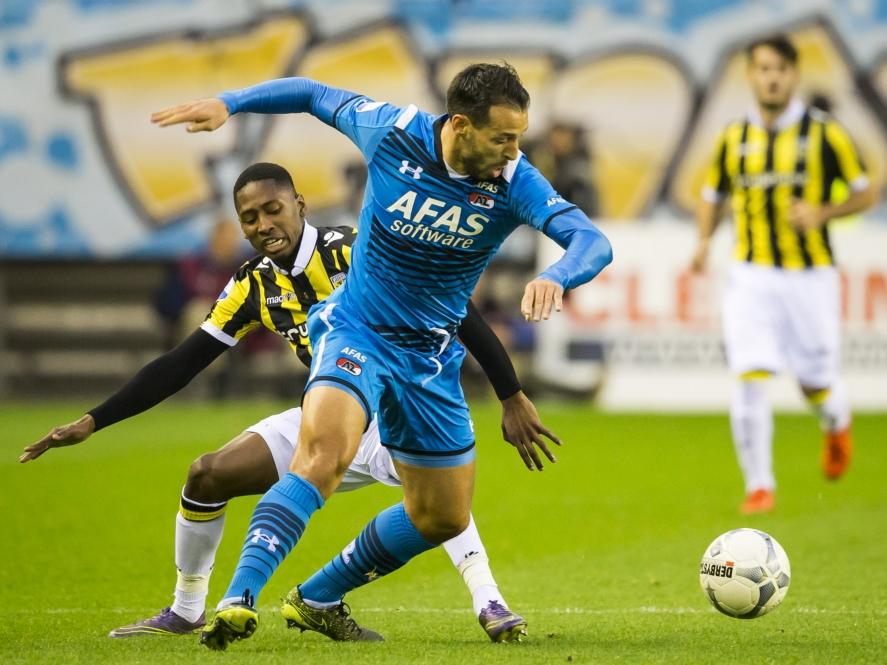 AZ-aanvaller Mounir El Hamdaoui draait weg bij zijn tegenstander Kelvin Leerdam in het duel tussen Vitesse en AZ. (08-11-2015)