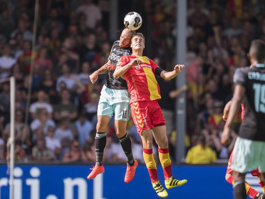 Teije ten Den (r.) vecht een luchtduel uit met Heiko Westermann (l.) tijdens het competitieduel Go Ahead Eagles - Ajax (28-08-2016).