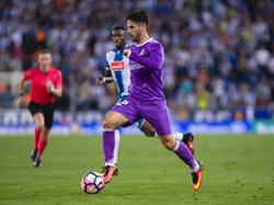 Isco heeft de bal tijdens het competitieduel RCD Espanyol - Real Madrid (18-09-2016).