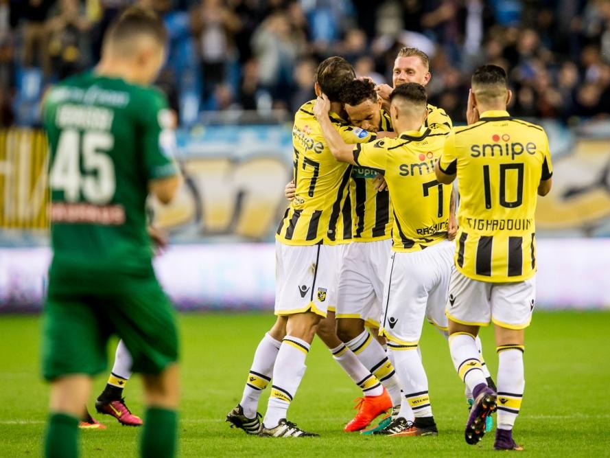 De spelers van Vitesse vieren het doelpunt van Lewis Baker tegen FC Groningen. (01-10-2016)