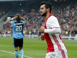 Met een geniepige glimlach loopt Amin Younes (l.) richting zijn collega's. Uit zijn voorzet wordt een eigen doelpunt gescoord, waardoor Ajax op 1-1 komt tegen FC Utrecht. (02-10-2016)