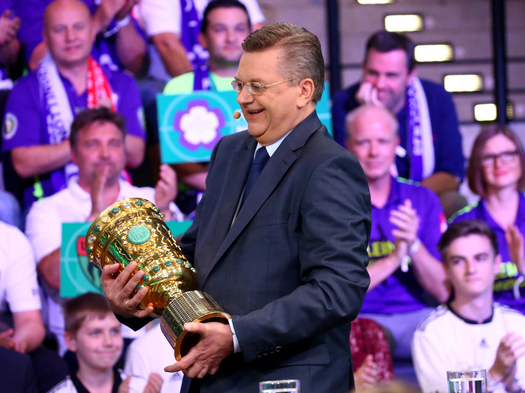 Lukrativ: DFB-Präsident Reinhard Grindel mit dem Pokal
