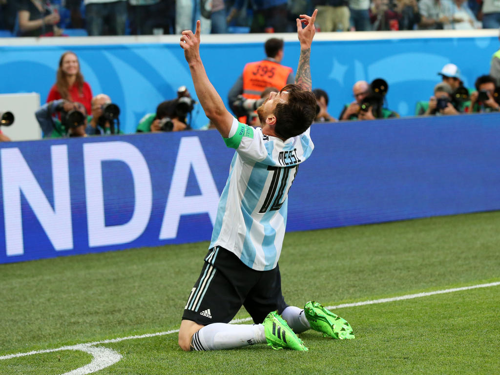Messi señala al cielo tras conseguir el primer tanto albiceleste. (Foto: Getty)