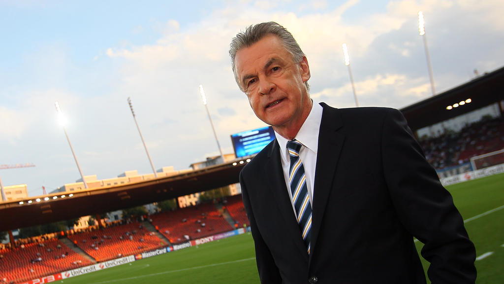 Ottmar Hitzfeld blickt gebannt auf die Partie zwischen dem FC Bayern und dem BVB Ottmar Hitzfeld blickt gebannt auf die Partie zwischen dem FC Bayern und dem BVB