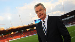 Ottmar Hitzfeld blickt gebannt auf die Partie zwischen dem FC Bayern und dem BVB