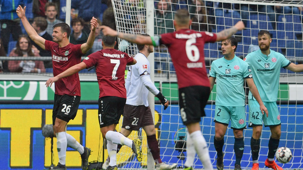 Hendrik Weydandt (l.) schoss Hannover 96 zum Sieg gegen Mainz 05