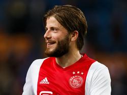 Lasse Schöne heeft het naar zijn zin tijdens de wedstrijd Ajax - Excelsior. (29-10-2016)
