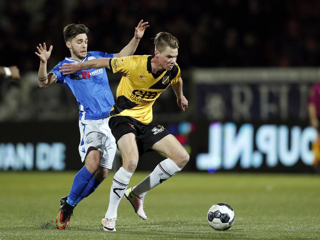 Jari Oosterwijk (r.) is te sterk voor Alessio Carlone (l.) tijdens het competitieduel FC Den Bosch - NAC Breda (03-02-2017).