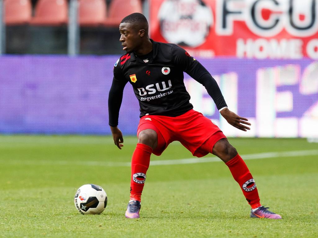 Leeroy Owusu probeert het overzicht te bewaren met de bal aan de voet in de wedstrijd FC Utrecht - Excelsior. (06-11-2016)