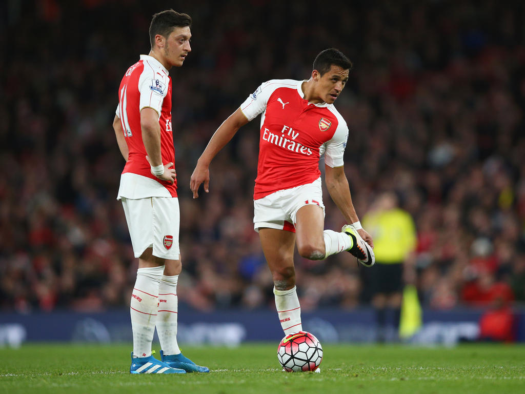 Mesut Özil (l.) und Alexis Sánchez sollen auch in der nächsten Saison für Arsenal spielen