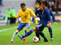 Neymar im Zweikampf mit seinen japanischen Widersachern