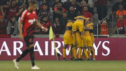 Los jugadores de Boca celebran el único gol del partido.