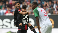 Die Bayer-Stars feiern den Sieg beim FC Augsburg