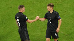Joshua Kimmich (r.) vom FC Bayern soll kein Fan einer DFB-Rückkehr von Toni Kroos (l.) sein