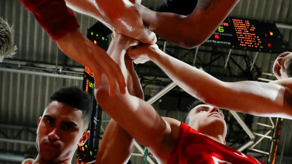 Die Münchner Basketballer verteilen Lebensmittel Die Münchner Basketballer verteilen Lebensmittel