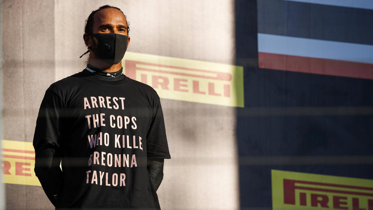 Sorgte in Mugello mit seinem T-Shirt für Gesprächsstoff: Sieger Lewis Hamilton Sorgte in Mugello mit seinem T-Shirt für Gesprächsstoff: Sieger Lewis Hamilton