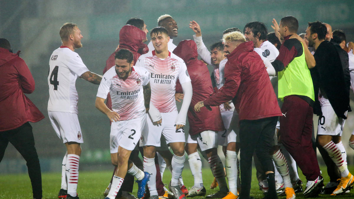 Milan-Spieler jubeln nach dem Erfolg im Elfmeterschießen