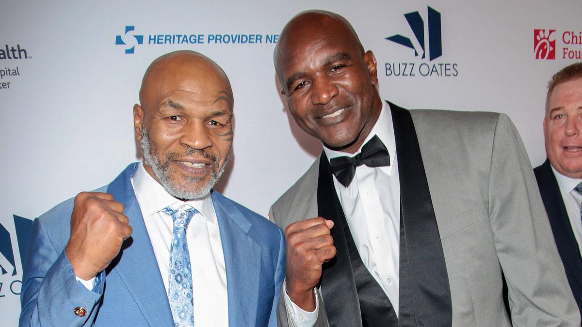 Mike Tyson und Evander Holyfield treffen im Ring aufeinander Mike Tyson und Evander Holyfield treffen im Ring aufeinander