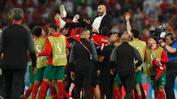 Marokkos Trainer Walid Regragui wird von seinen Spielern gefeiert