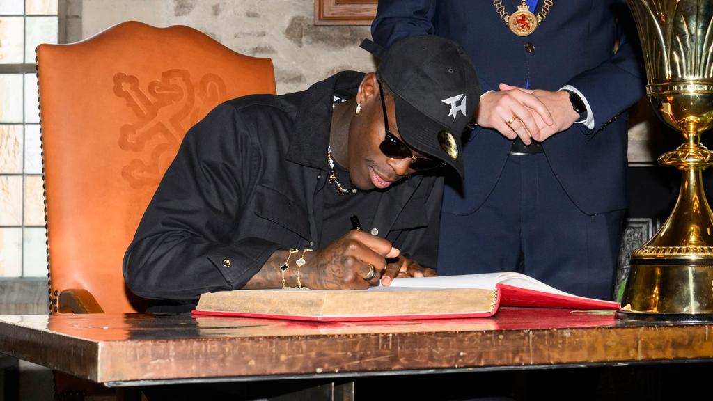 Dennis Schröder trägt sich in das Goldene Buch der Stadt Braunschweig ein Dennis Schröder trägt sich in das Goldene Buch der Stadt Braunschweig ein