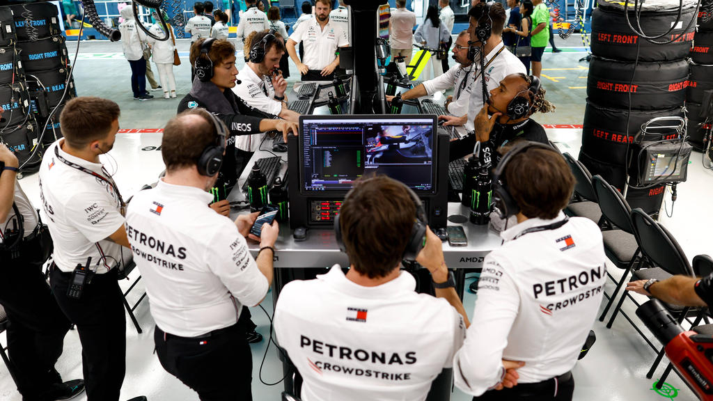 Russell und Hamilton (hinten, links und rechts) fahren in der Formel 1 bei Mercedes Seite an Seite