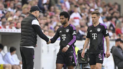 Serge Gnabry (M.) vertraut den Verantwortlichen des FC Bayern bei der Trainersuche