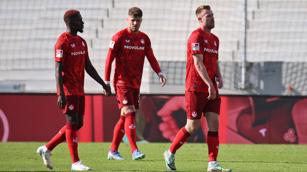 Jannik Mause (r.) vom 1. FC Kaiserslautern ist bei Arminia Bielefeld im Gespräch