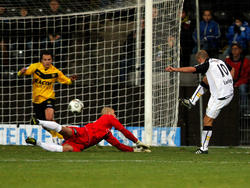 Anthony Lurling (r.) maakt de 4:1 voor NAC Breda tegen VVV-Venlo. VVV-Keeper Niki Mäenpää is kansloos. (27-10-2012)