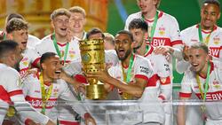 Josha Vagnoman jubelt mit dem Pokal