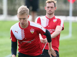 Timo Baumgartl (l.) ist beim VfB Stuttgart ins Training zurückgekehrt