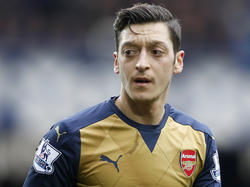 Mesut Özil neemt zijn positie weer in nadat Arsenal op 0-2 is gekomen tegen Everton. (22-03-2016)