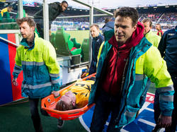 De trieste aftocht van Henk Dijkhuizen. De verdediger van Roda JC verstapte zich tijdens de uitwedstrijd tegen PEC Zwolle en moet met een brancard van het veld worden gedragen. (08-04-2016)