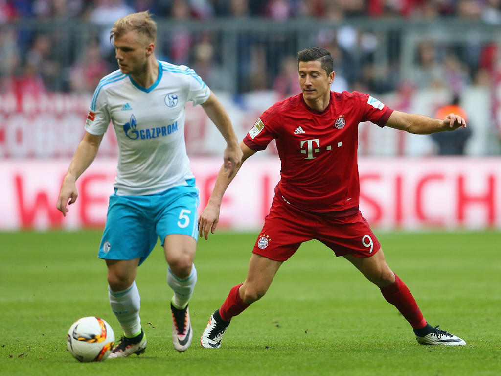 Robert Lewandowski (r.) traff gegen Schalke doppelt