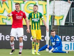 Markus Henriksen (l.) schreeuwt het uit als hij AZ voor de tweede keer op een voorsprong zet tegen ADO Den Haag. Aaron Meijers (m.) druipt af na de 1-2. (21-04-2016)