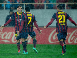 Messi (l.) jubelt mit seinen Teamkollegen Pedro und Adriano
