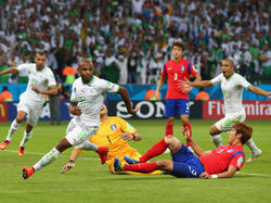 Yacine Brahimi (izq.) marcó contra Corea del Sur